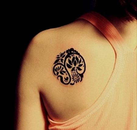 tatuaje negro flor de loto