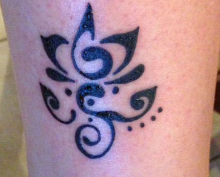 tatuaje tribal de loto
